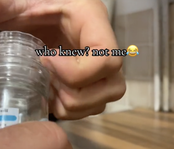 Hand twisting salt grinder lid